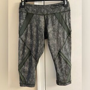 Lululemon Patterned Leggings in Black and Green cropped sz6